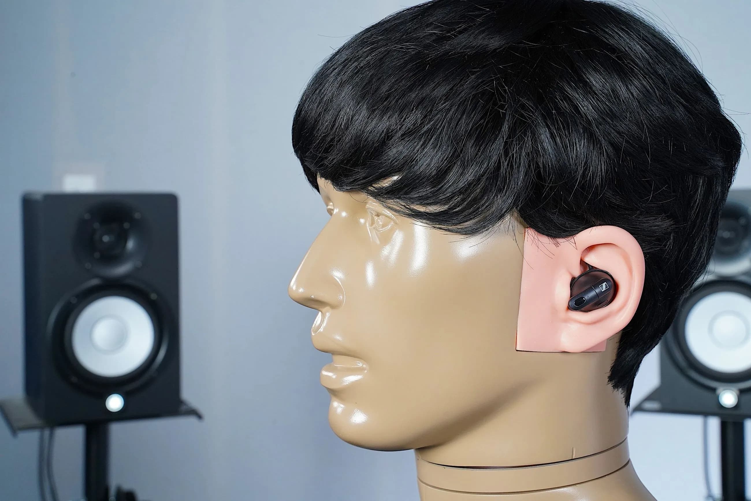 KEMAR manikin in the HearAdvisor acoustic laboratory